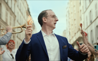 Havas Play nous fait traverser Paris, avec Jean, un concierge porteur de « la glace » olympique Accor ! Un régal