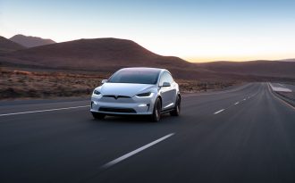 Tesla se résout à faire de la pub