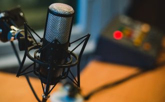 Rapport IAB : Les revenus publicitaires du podcasting augmentent de 26% aux Etats-Unis et progressent en France