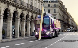 Pour promouvoire Griselda, Netflix équipe un camion d’une paille géante qui sniffe de la « coke » dans les rues de Paris