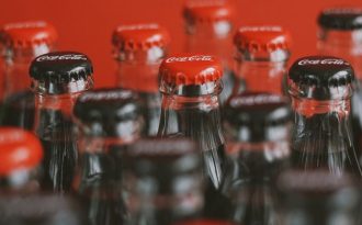 Des artistes s’insurgent contre Coca-Cola, décrétée pour l’occasion, « canette imbuvable »