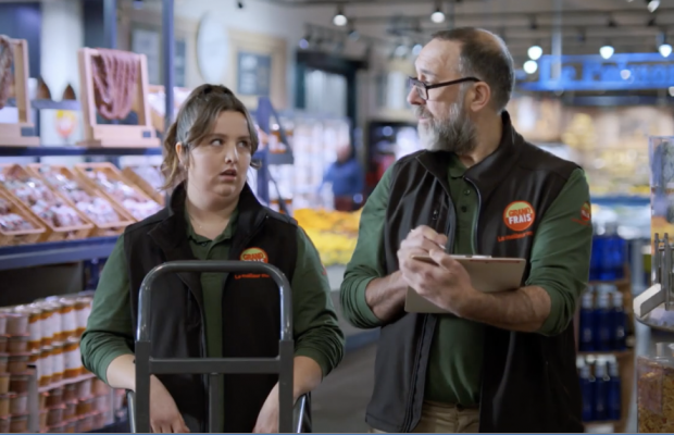 In the food for love : Rosa Paris répand la maladie d’amour dans les rayons de GRAND FRAIS