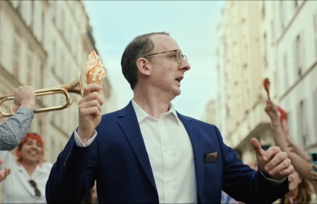 Havas Play nous fait traverser Paris, avec Jean, un concierge porteur de « la glace » olympique Accor ! Un régal